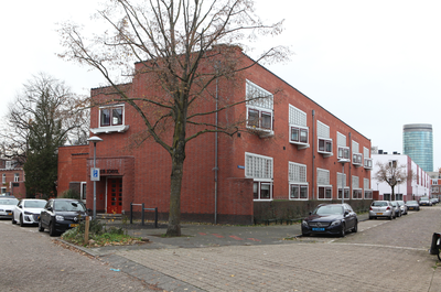 916122 Gezicht op de voormalige 1e Da Costaschool (Brederoplein 13) te Utrecht, met rechts de Huygensstraat.